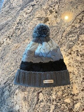 Columbia Two-Tone Gray Cable Knit Pom Beanie